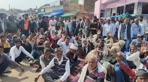 ट्रैक्टर-ट्रॉली की टक्कर से युवक की मौत, परिजन धरने पर बैठे