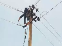 करंट से युवक की मौत, दो लाइनमैन सस्पेंड