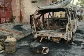 वैन में गैस सिलेंडर विस्फोट, चालक बाल-बाल बचा