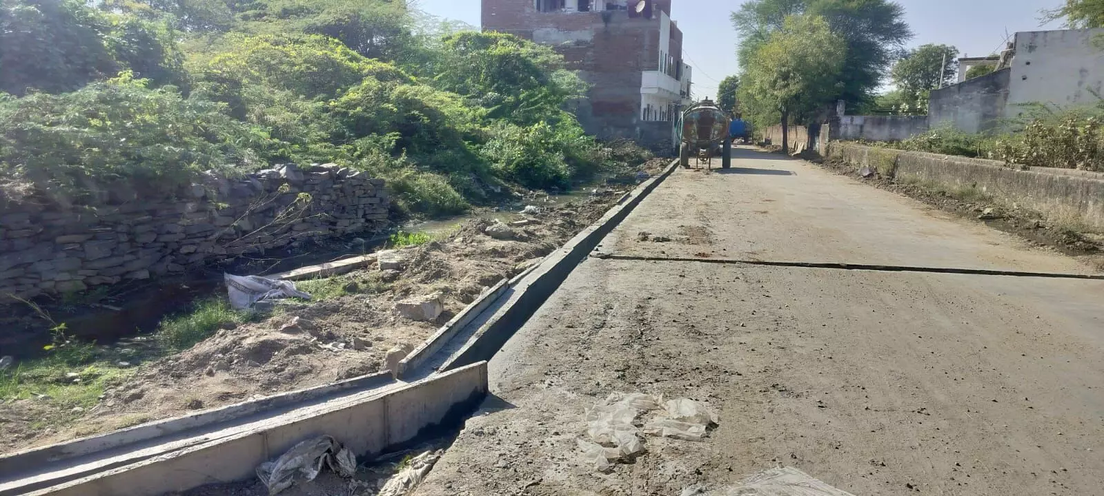 रायपुर में सड़क निर्माण पश्चात नालियों में मानक की उड़ रही धज्जियां, ग्रामीणों में भारी आक्रोश