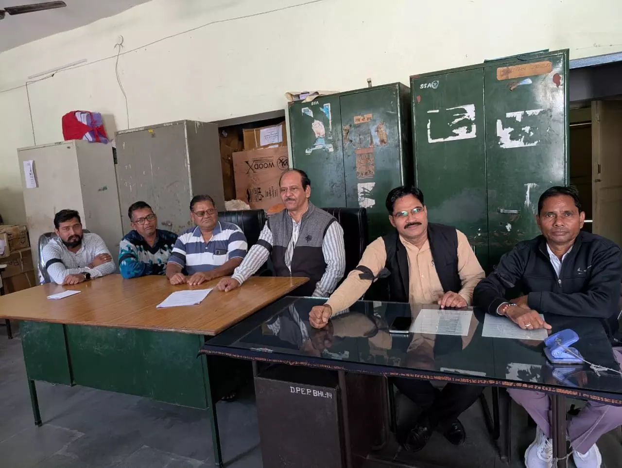 शिक्षक के आत्महत्या करने  से शिक्षक और कर्मचारियों में आक्रोश