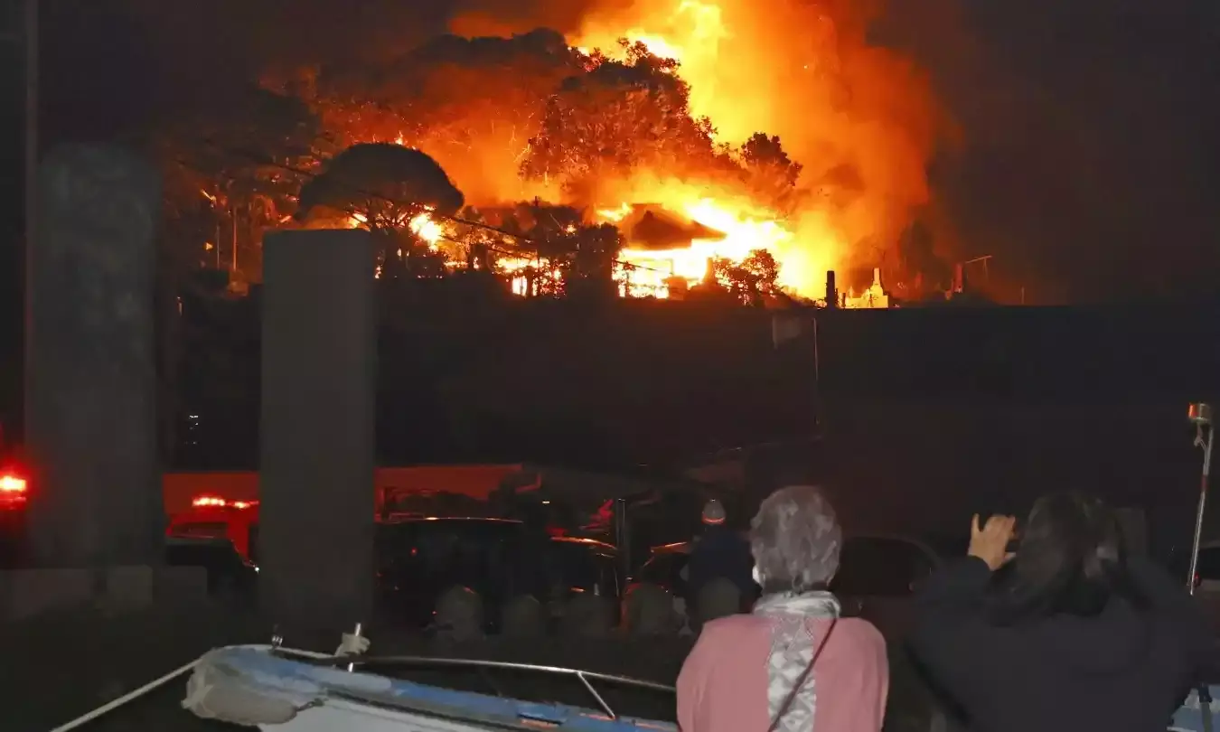 भीषण आग से  170 से ज्यादा इमारतें जलकर खाक