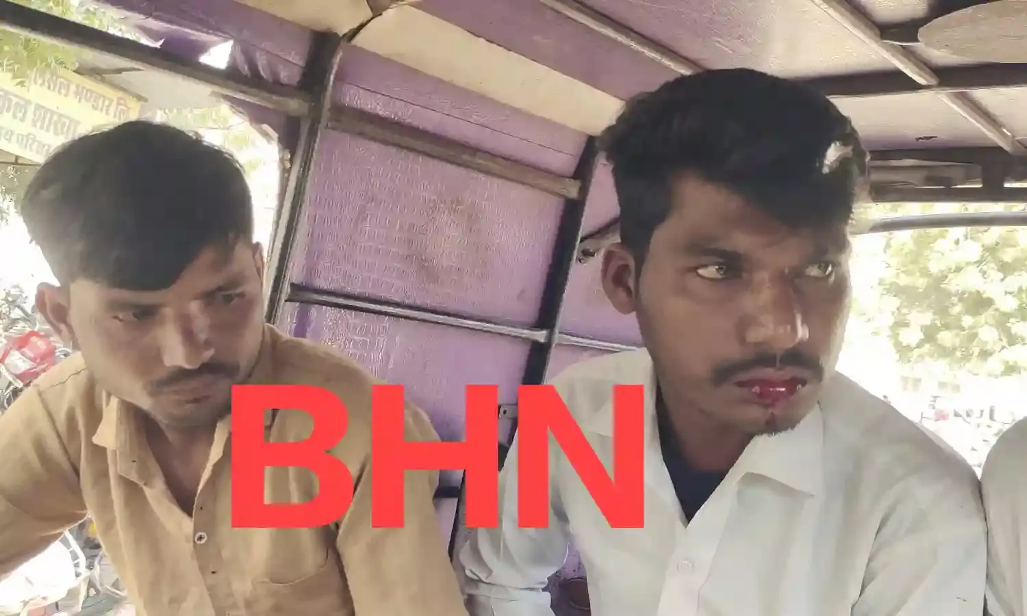 होमगार्ड ने संदिग्धों को दबोचा, भीड़ ने की पिटाई, दोनों पुलिस के सुपुर्द