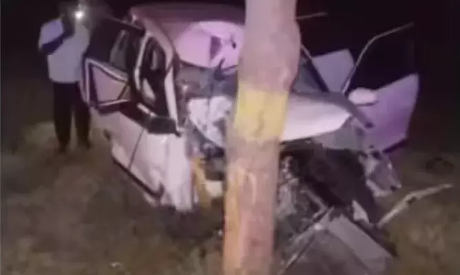 पेड़ से टकराई सरकारी अस्पताल के डॉक्टरों की कार, तीन ट्रेनी डॉक्टरों की मौत पेड़ से टकराई सरकारी अस्पताल के डॉक्टरों की कार, तीन ट्रेनी डॉक्टरों की मौत