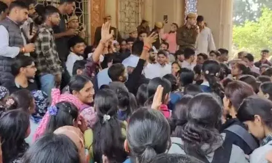 राजस्थान यूनिवर्सिटी में बवाल : नोटों की मालाओं के बीच लाठीचार्ज, कैंपस में तनाव