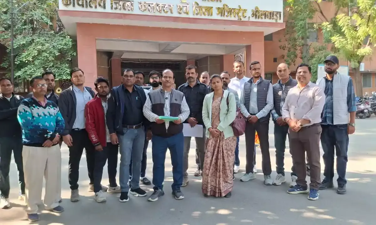 शिक्षक एवं ग्राम विकास अधिकारी द्वारा आत्महत्या से सरकार के खिलाफ आक्रोश दिया ज्ञापन