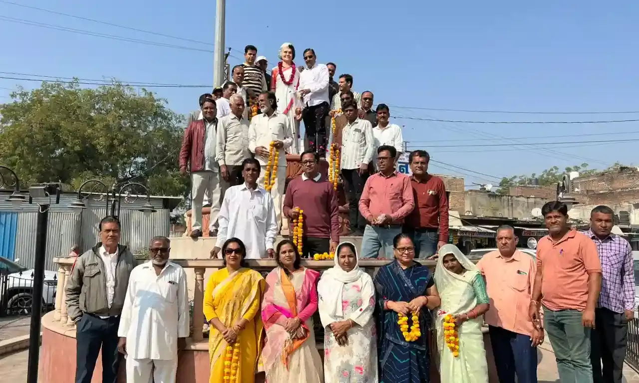 इंदिरा गांधी की 108 वीं जयंती पर कांग्रेसजनों ने किया माल्यार्पण इंदिरा गांधी की 108 वीं जयंती पर कांग्रेसजनों ने किया माल्यार्पण