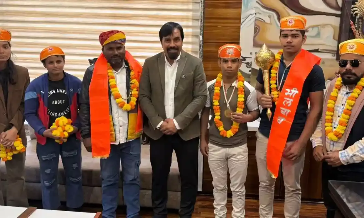 एडवोकेट शर्मा ने मेवाड़ बाल केसरी यादव का किया सम्मान एडवोकेट शर्मा ने मेवाड़ बाल केसरी यादव का किया सम्मान