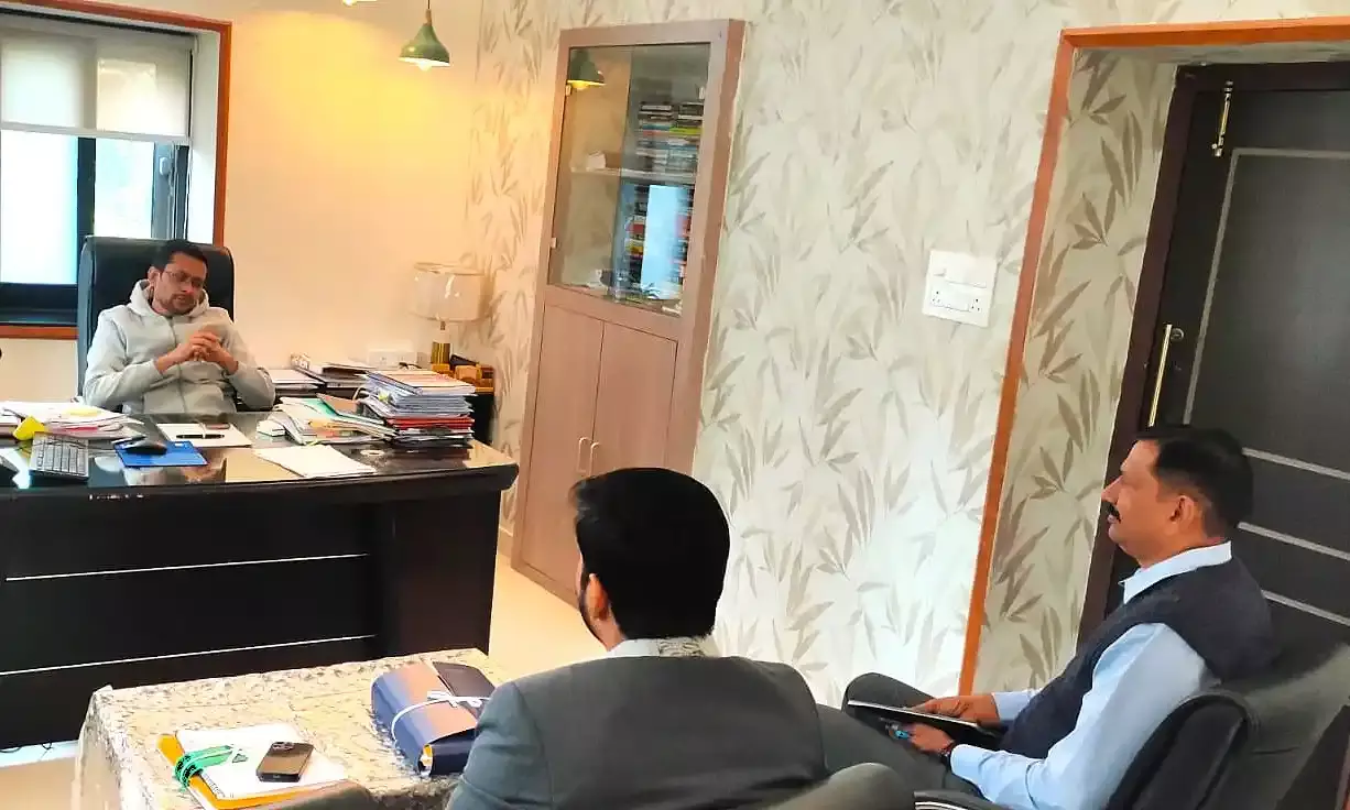 जिला कलक्टर ने ली नगर निगम अधिकारियों की बैठक जिला कलक्टर ने ली नगर निगम अधिकारियों की बैठक