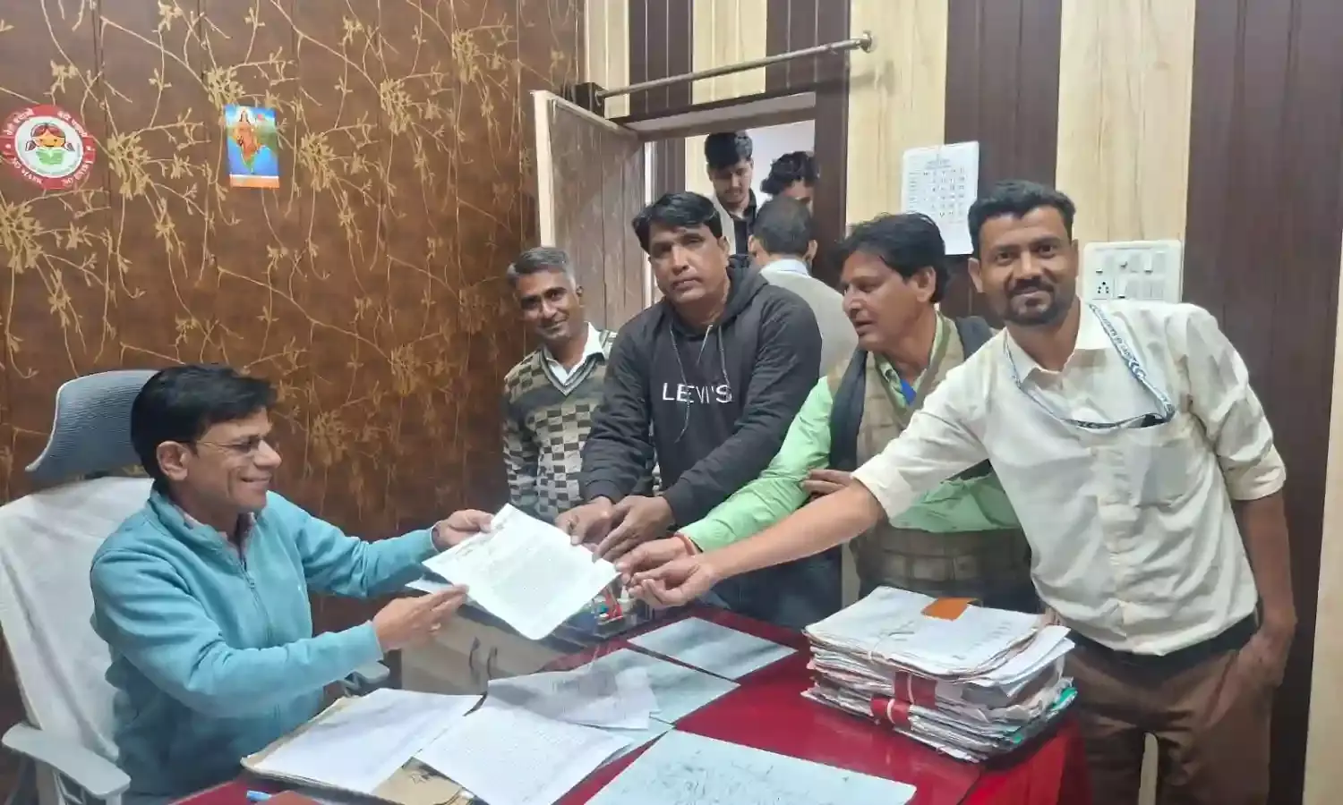 कर्मचारियों की आत्महत्याओं पर महासंघ का आक्रोश, सौंपा ज्ञापन