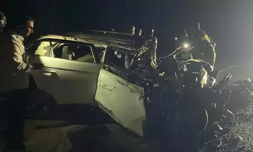 कार व ट्रेलर की भीषण भिड़ंत... उड़े परखच्चे, कार सवार दो युवकों की मौत कार व ट्रेलर की भीषण भिड़ंत... उड़े परखच्चे, कार सवार दो युवकों की मौत