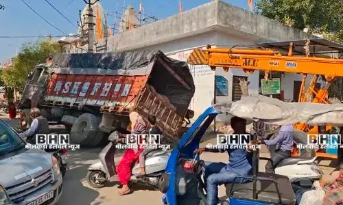 शिव मंदिर के नजदीक ट्रक धंसा, टला हादसा शिव मंदिर के नजदीक ट्रक धंसा, टला हादसा
