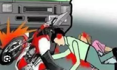 ट्रेलर ने बाइक सवार को कुचला, जेसीबी से निकाला गया शव