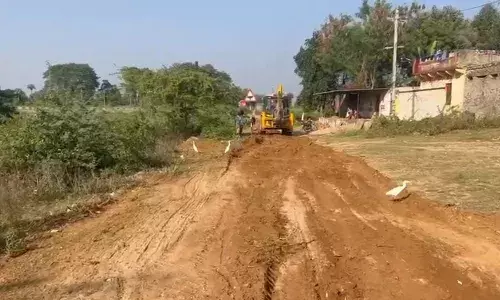 सरपंच-सचिव की अनदेखी पर ग्रामीणों ने खुद डलवाया ग्रेवल सरपंच-सचिव की अनदेखी पर ग्रामीणों ने खुद डलवाया ग्रेवल