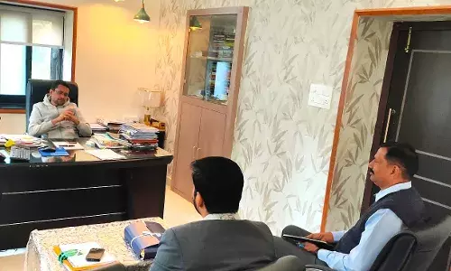 जिला कलक्टर ने ली नगर निगम अधिकारियों की बैठक