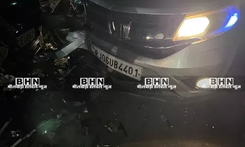 हरिपुरा चौराहे पर दो कारों की भीषण भिड़ंत, एक युवक गंभीर घायल