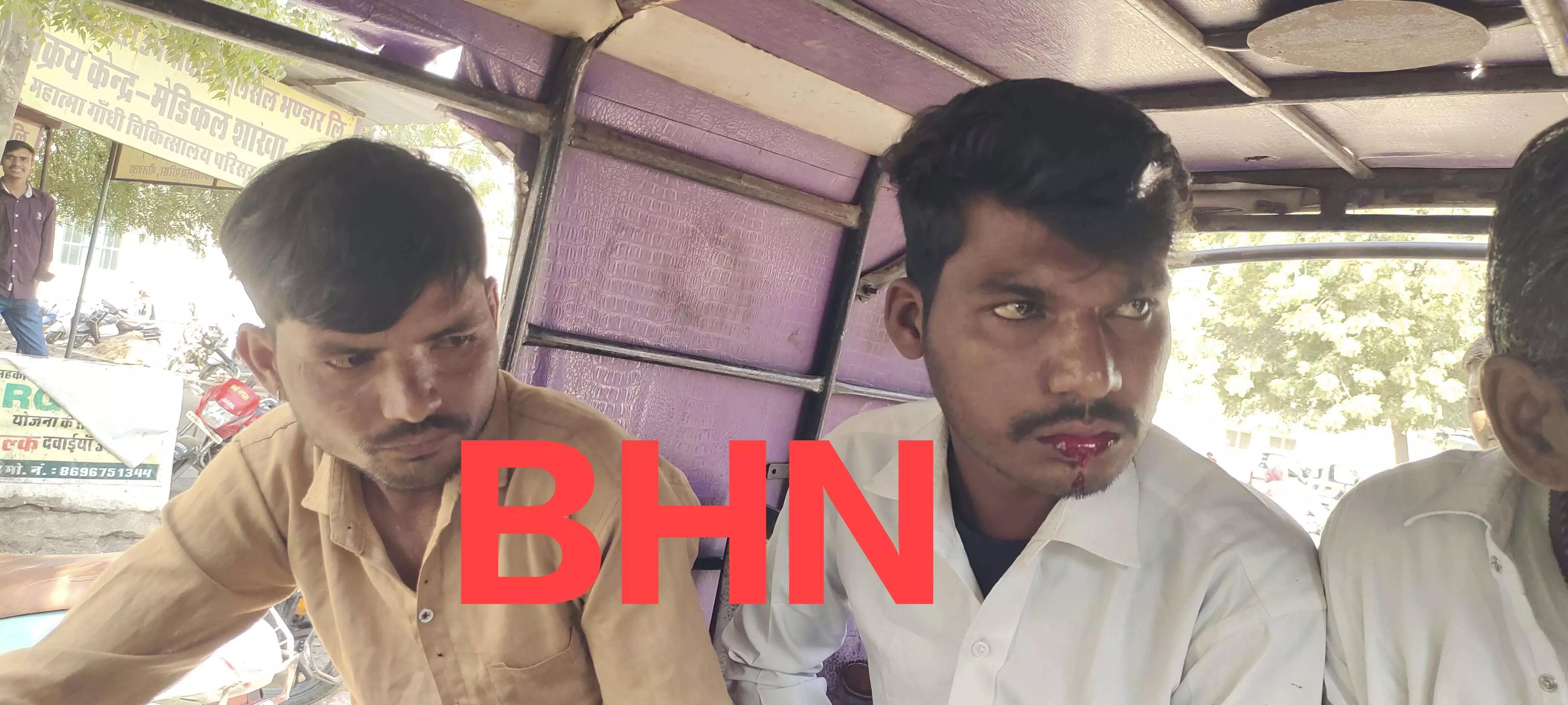 होमगार्ड ने संदिग्धों को दबोचा, भीड़ ने की पिटाई, दोनों पुलिस के सुपुर्द