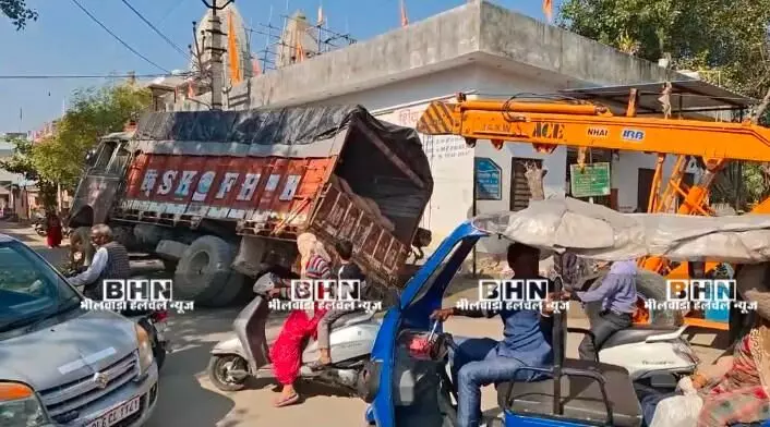 शिव मंदिर के नजदीक ट्रक धंसा, टला हादसा