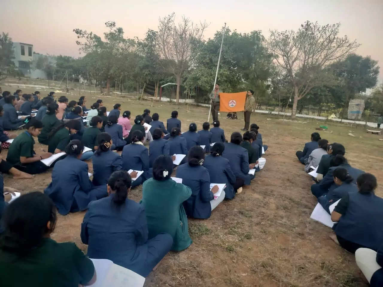 फ्लॉक लीडर बेसिक कोर्स शिविर में स्काउट गाइड्स को दिया गया व्यावहारिक प्रशिक्षण