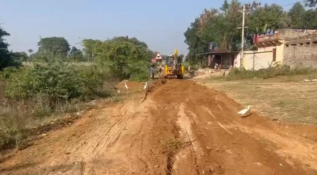 सरपंच-सचिव की अनदेखी पर ग्रामीणों ने खुद डलवाया ग्रेवल