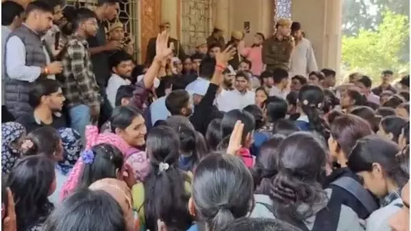 राजस्थान यूनिवर्सिटी में बवाल : नोटों की मालाओं के बीच लाठीचार्ज, कैंपस में तनाव राजस्थान यूनिवर्सिटी में बवाल : नोटों की मालाओं के बीच लाठीचार्ज, कैंपस में तनाव