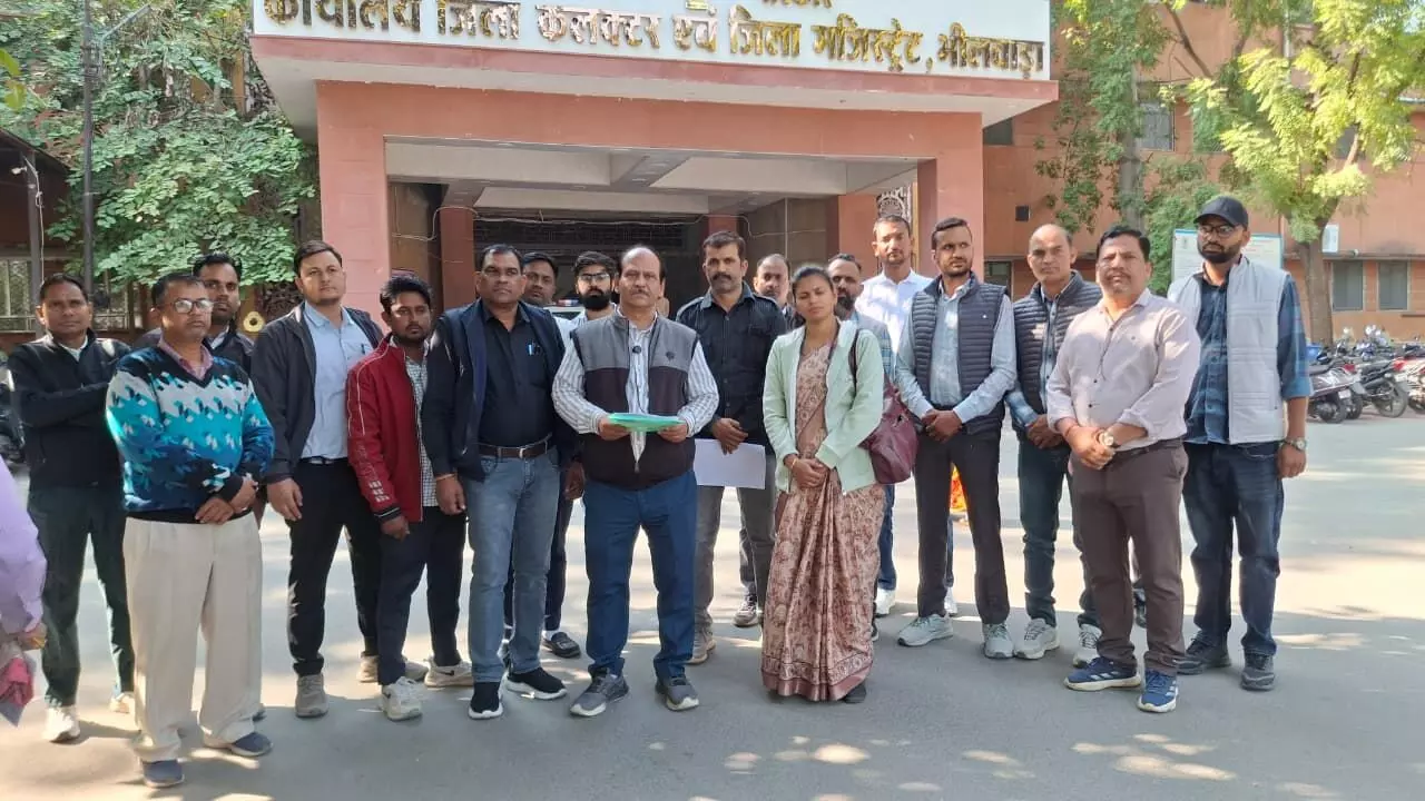 शिक्षक एवं ग्राम विकास अधिकारी द्वारा आत्महत्या से सरकार के खिलाफ आक्रोश दिया ज्ञापन