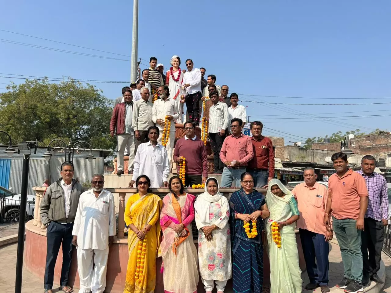 इंदिरा गांधी की 108 वीं जयंती पर कांग्रेसजनों ने किया माल्यार्पण