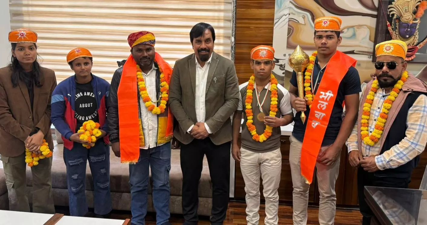 एडवोकेट शर्मा ने मेवाड़ बाल केसरी यादव का किया सम्मान