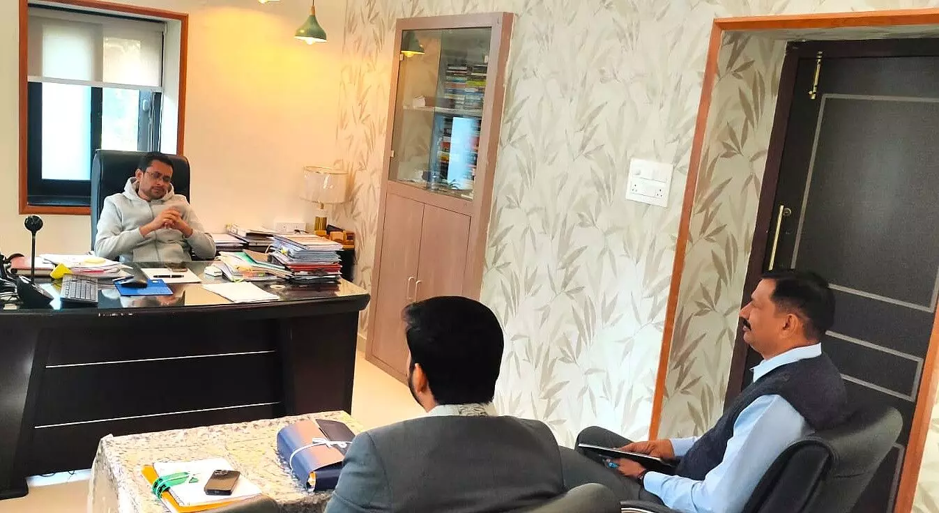 जिला कलक्टर ने ली नगर निगम अधिकारियों की बैठक