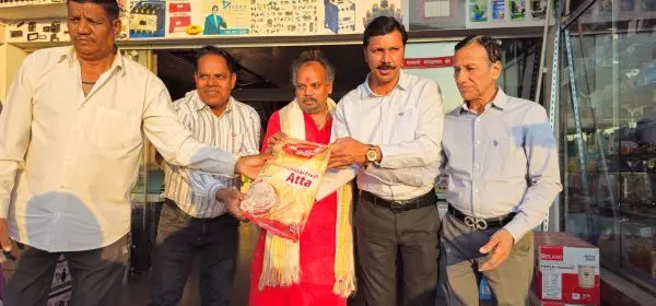 महंत बाबू गिरी महाराज के सानिध्य में हुआ अन्नदान कार्यक्रम महंत बाबू गिरी महाराज के सानिध्य में हुआ अन्नदान कार्यक्रम