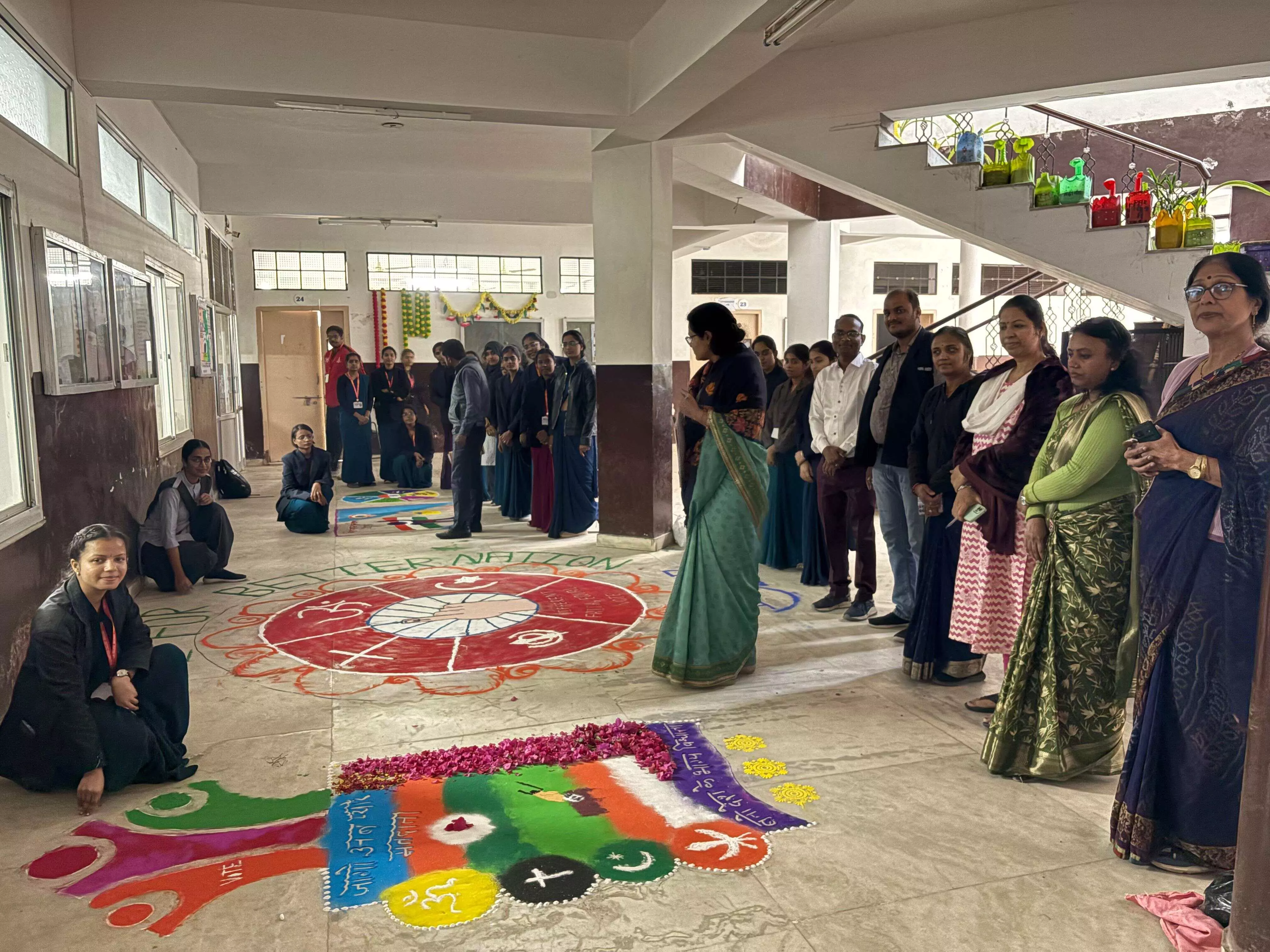 पालड़ी में मतदान जागरूकता हेतु रंगोली प्रतियोगिता आयोजित