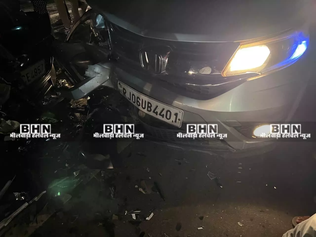 हरिपुरा चौराहे पर दो कारों की भीषण भिड़ंत, एक युवक गंभीर घायल हरिपुरा चौराहे पर दो कारों की भीषण भिड़ंत, एक युवक गंभीर घायल