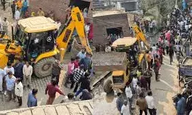 तीन मंजिला इमारत अचानक भरभराकर गिरी चार मजदूरों की मौत