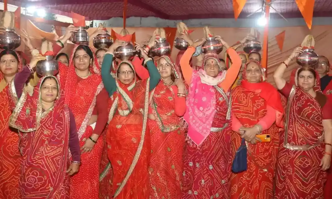 बडग़ांव में कलश यात्रा के साथ सात दिवसीय भागवत कथा का शुभारंभ