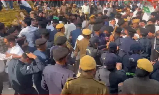 जयपुर में युवा कांग्रेस और पुलिस आमने-सामने: सीएम आवास मार्च रोका, बैरिकेड्स पर चढ़े कार्यकर्ता