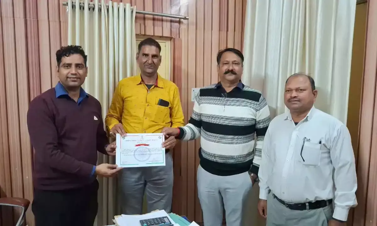 आसींद उपखंड अधिकारी परमजीत सिंह ने दिया सम्मानित बीएलओ को प्रशंसा पत्र