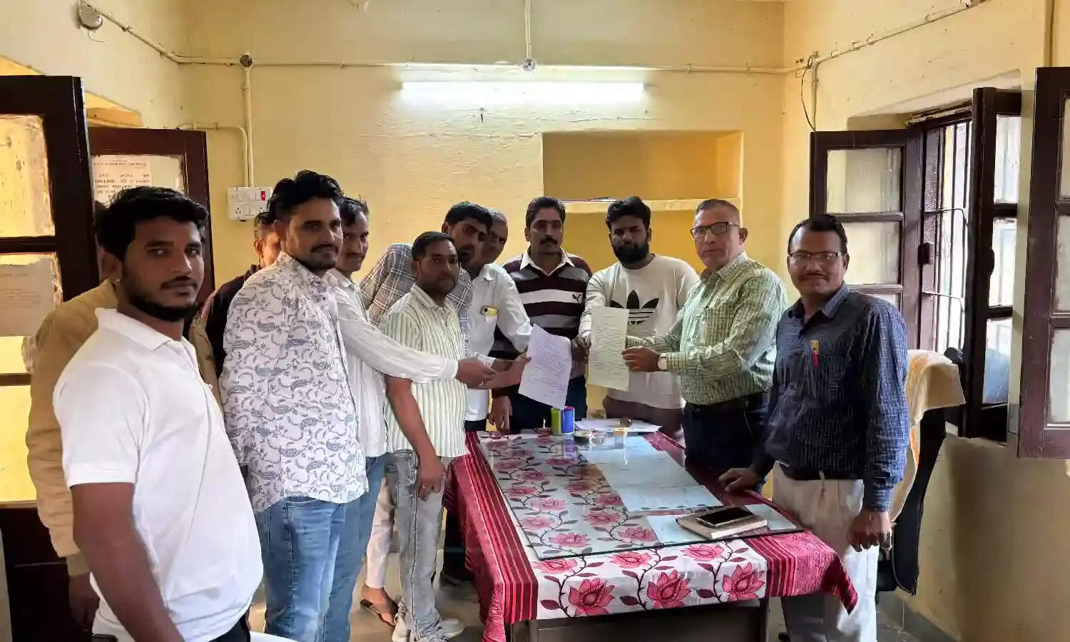 रायपुर स्टाम्प वेण्डरो ने ज्ञापन दे उपकोष कार्यालय से प्रतिदिन स्टाम्प निकालने कि मांग करी