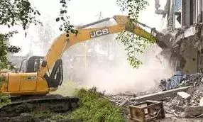 भाजपा विधायक  के फार्म हाउस पर बुलडोजर, कार्रवाई पर उठे सवाल