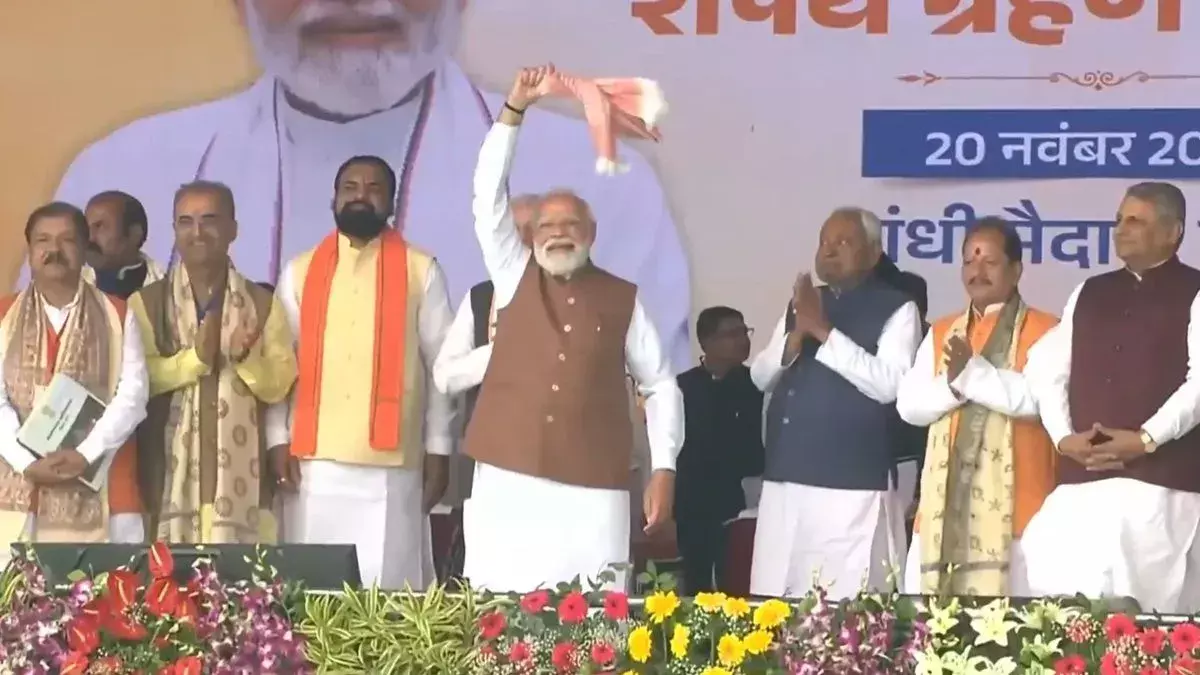 ताजपोशी: शपथ ग्रहण के बाद पीएम मोदी ने नीतीश कुमार का हाथ पकड़ा और लहराया गमछा