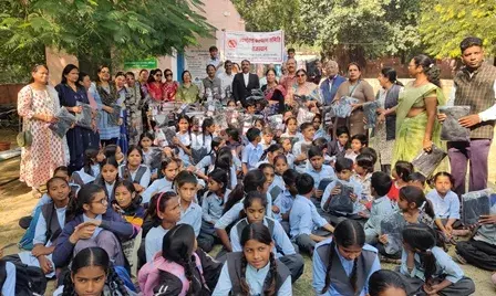 जरूरतमंद विद्यार्थियों को स्वेटर व मोजे किये वितरित