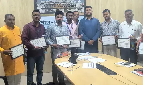 मुख्य निर्वाचन अधिकारी व जिला निर्वाचन अधिकारी ने एसआईआर में उत्कृष्ट कार्य करने वाले बीएलओ को सौंपा प्रशस्ति पत्र