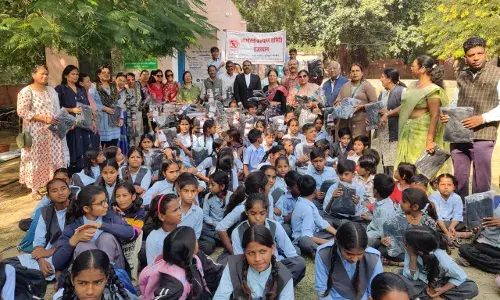 140 जरूरतमंद विद्यार्थियों को स्वेटर व मोजे वितरित