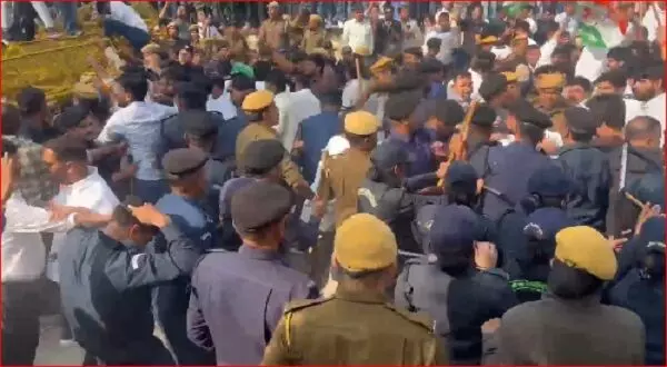 जयपुर में युवा कांग्रेस और पुलिस आमने-सामने: सीएम आवास मार्च रोका, बैरिकेड्स पर चढ़े कार्यकर्ता
