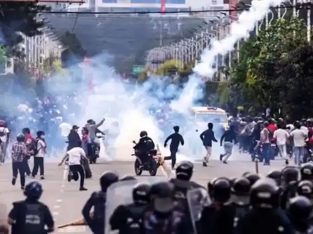 नेपाल में फिर भड़का Gen Z आंदोलन, पुलिस ने भांजी लाठियां, दागे आंसू गैस के गोले, कई शहरों में कर्फ्यू