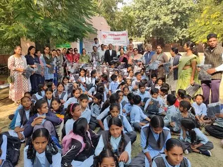 जरूरतमंद विद्यार्थियों को स्वेटर व मोजे किये वितरित