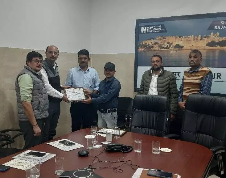 100 फीसदी डिजिटलीकरण करने पर दो बीएलओ सम्मानित