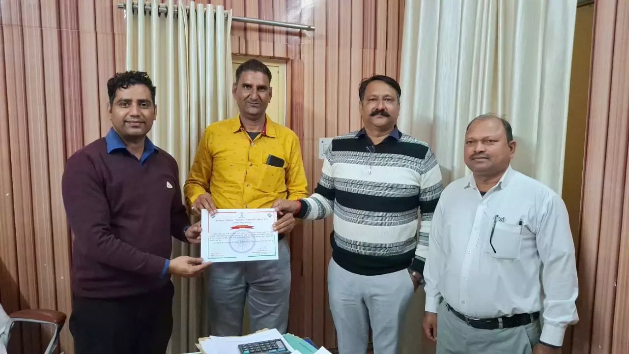 आसींद उपखंड अधिकारी परमजीत सिंह ने दिया सम्मानित बीएलओ को प्रशंसा पत्र