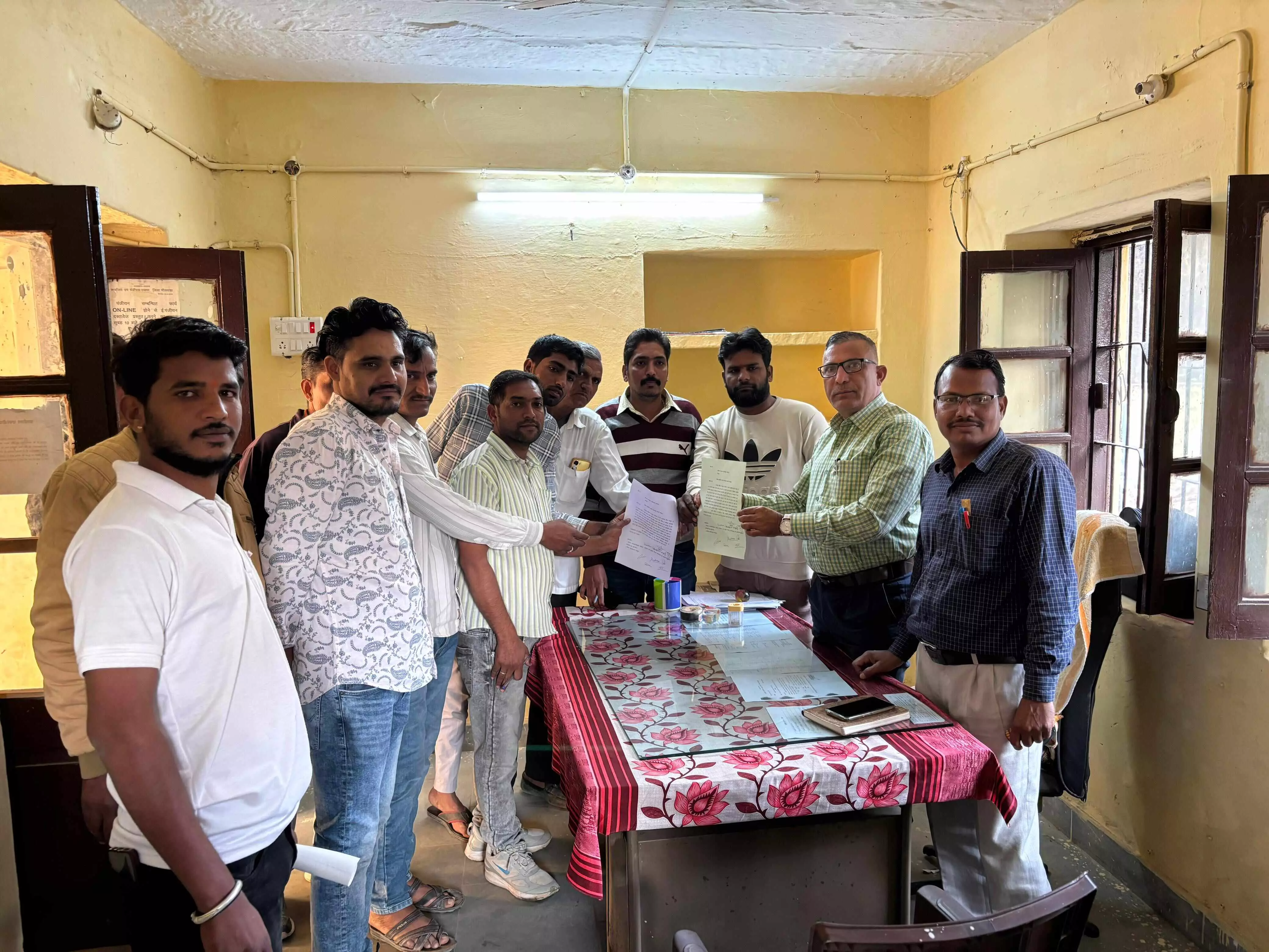 रायपुर स्टाम्प वेण्डरो ने ज्ञापन दे उपकोष कार्यालय से प्रतिदिन स्टाम्प निकालने कि मांग करी