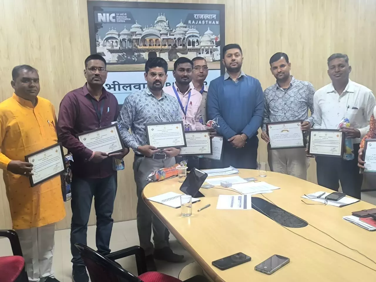 मुख्य निर्वाचन अधिकारी व जिला निर्वाचन अधिकारी ने एसआईआर में उत्कृष्ट कार्य करने वाले बीएलओ को सौंपा प्रशस्ति पत्र