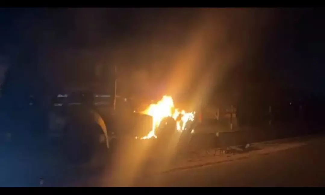 चलते ट्रक में अचानक लगी आग, चालक ने कूदकर बचाई जान